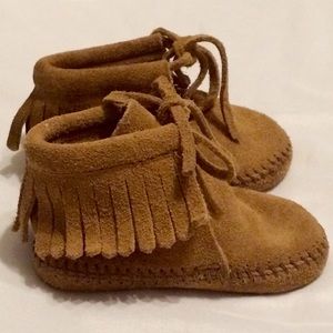 🎀 Minnetonka Fringe Moccasins - NWOT. 🎀